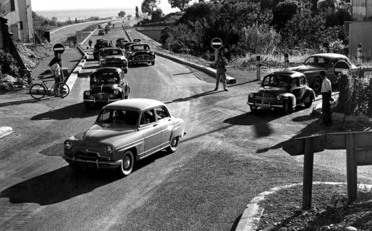 Photo en noir et blanc de voitures sur la route à Saint-Laurent du Var en 1954