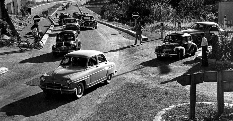 Black and white photographs of cars on the à Saint-Laurent du Var road in 1954