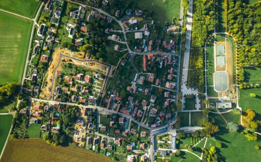 Vue aérienne d'un village avec des zones artificialisées